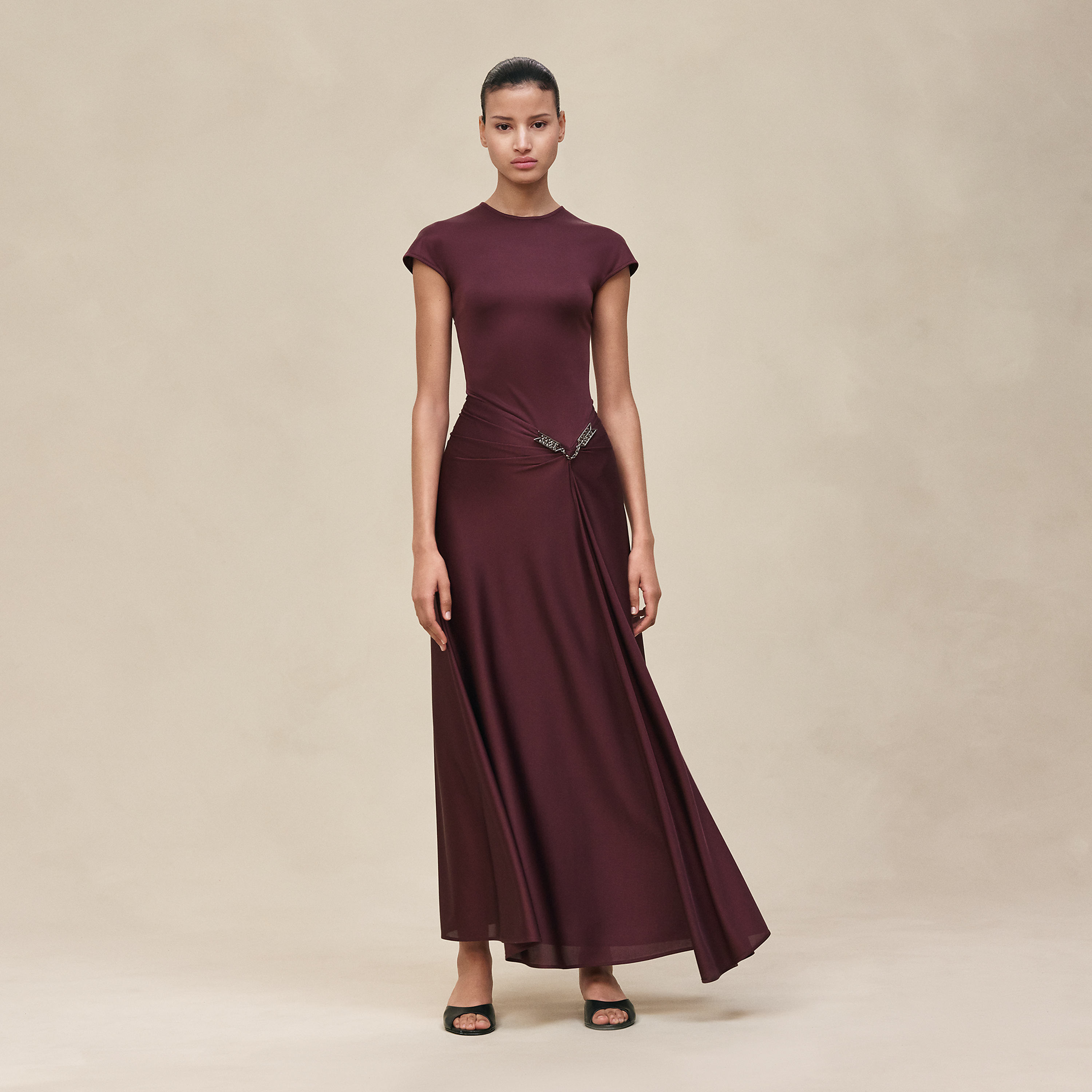 Robe drapée détail bijou