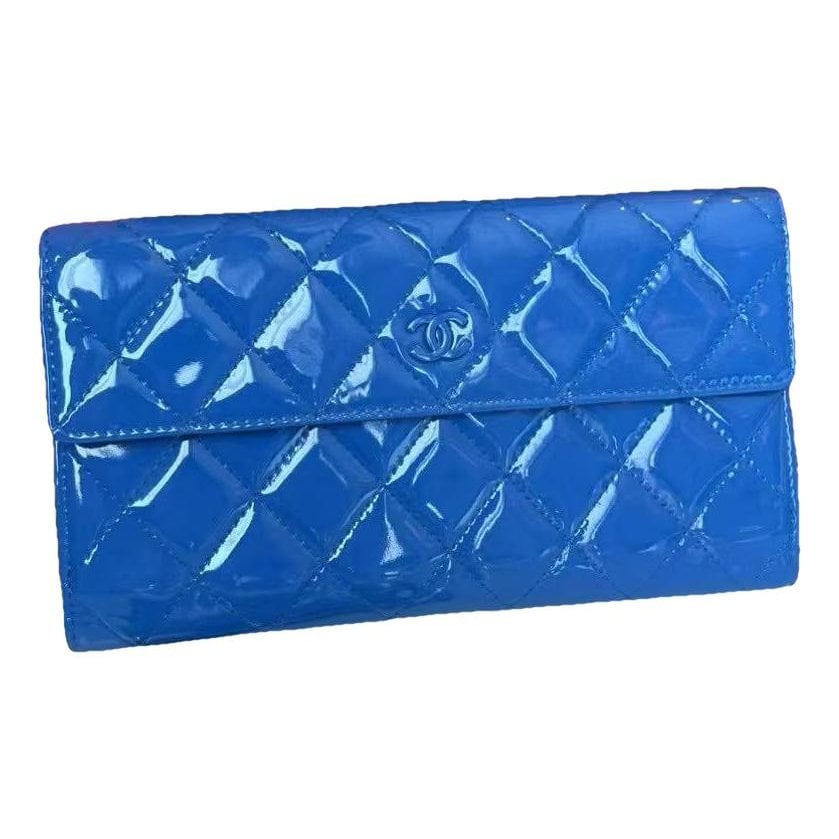 Patent leather clutch bag