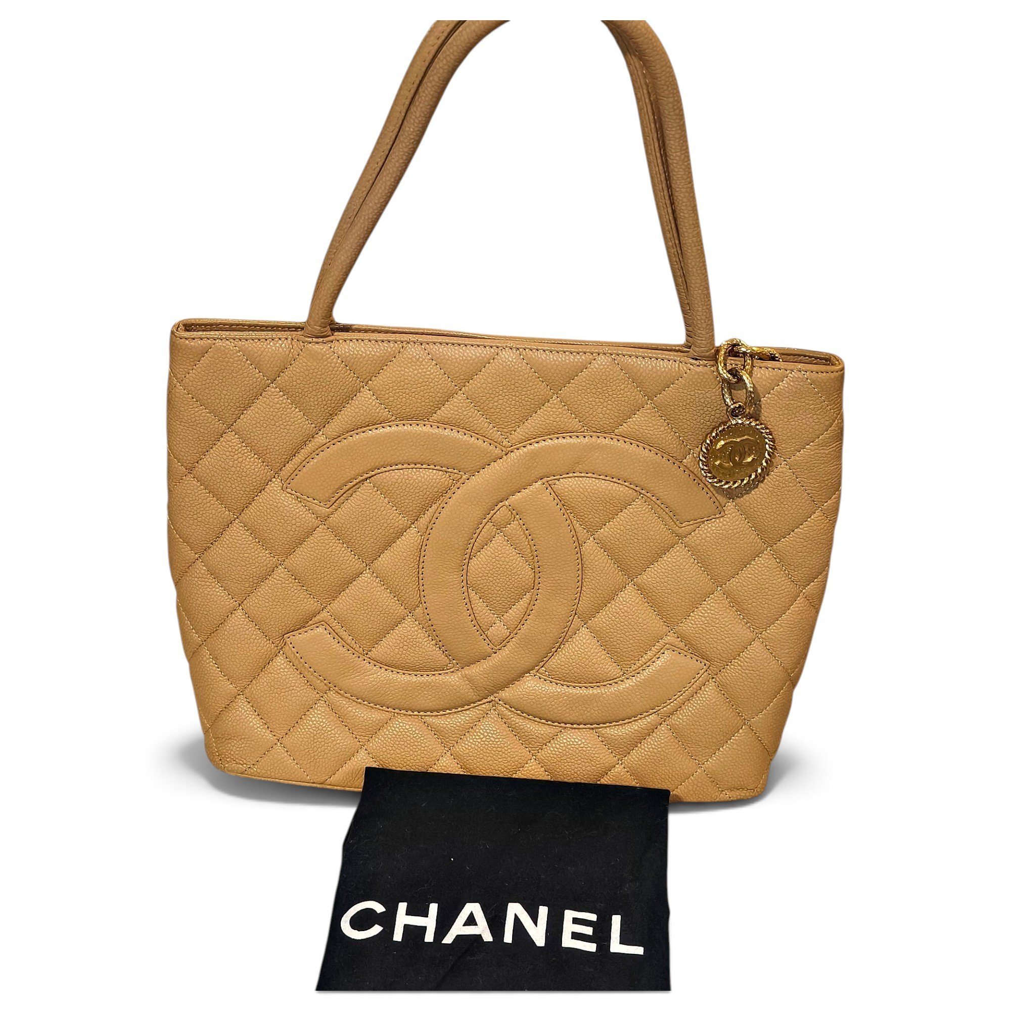 Médaillon leather handbag