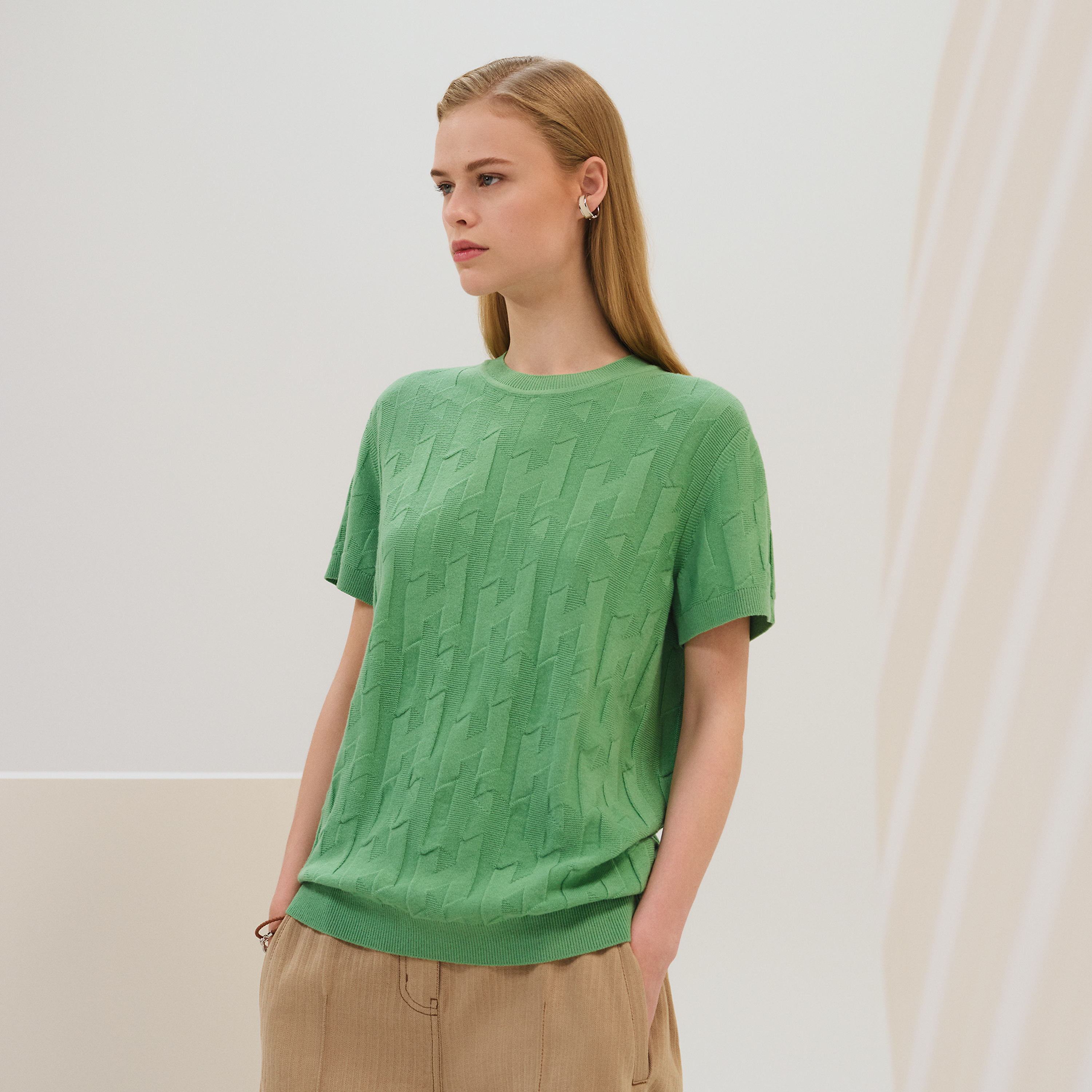 "H" short-sleeve sweater