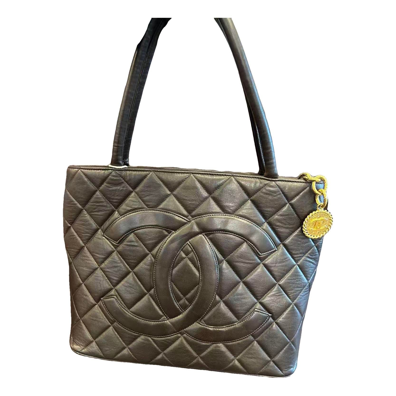 Médaillon leather handbag