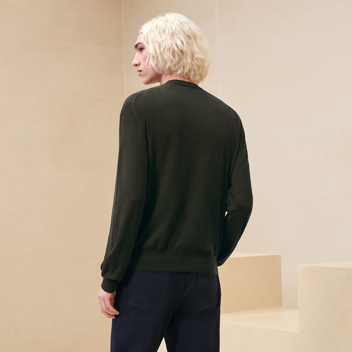 카키 “detail H” 크루넥 스웨터