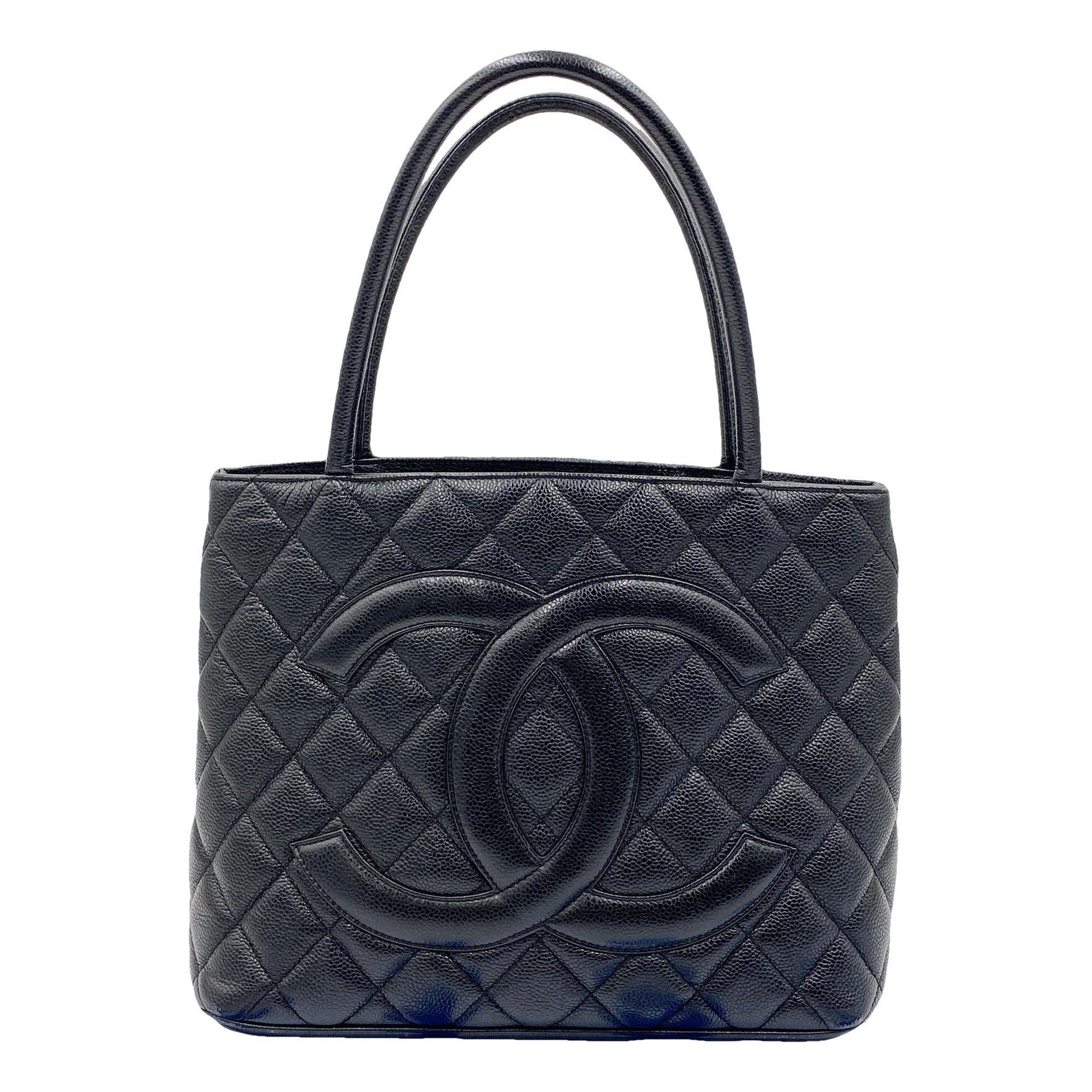 Médaillon leather handbag