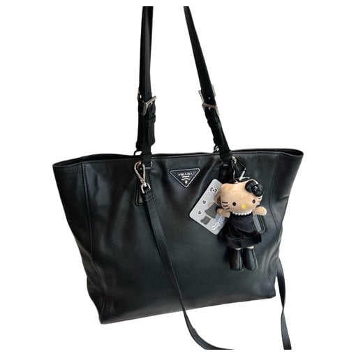 Monochrome leather handbag