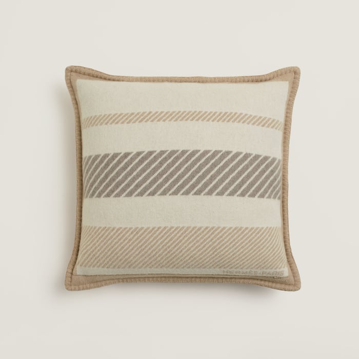 01_liege Cheval a La Couverture Pillow