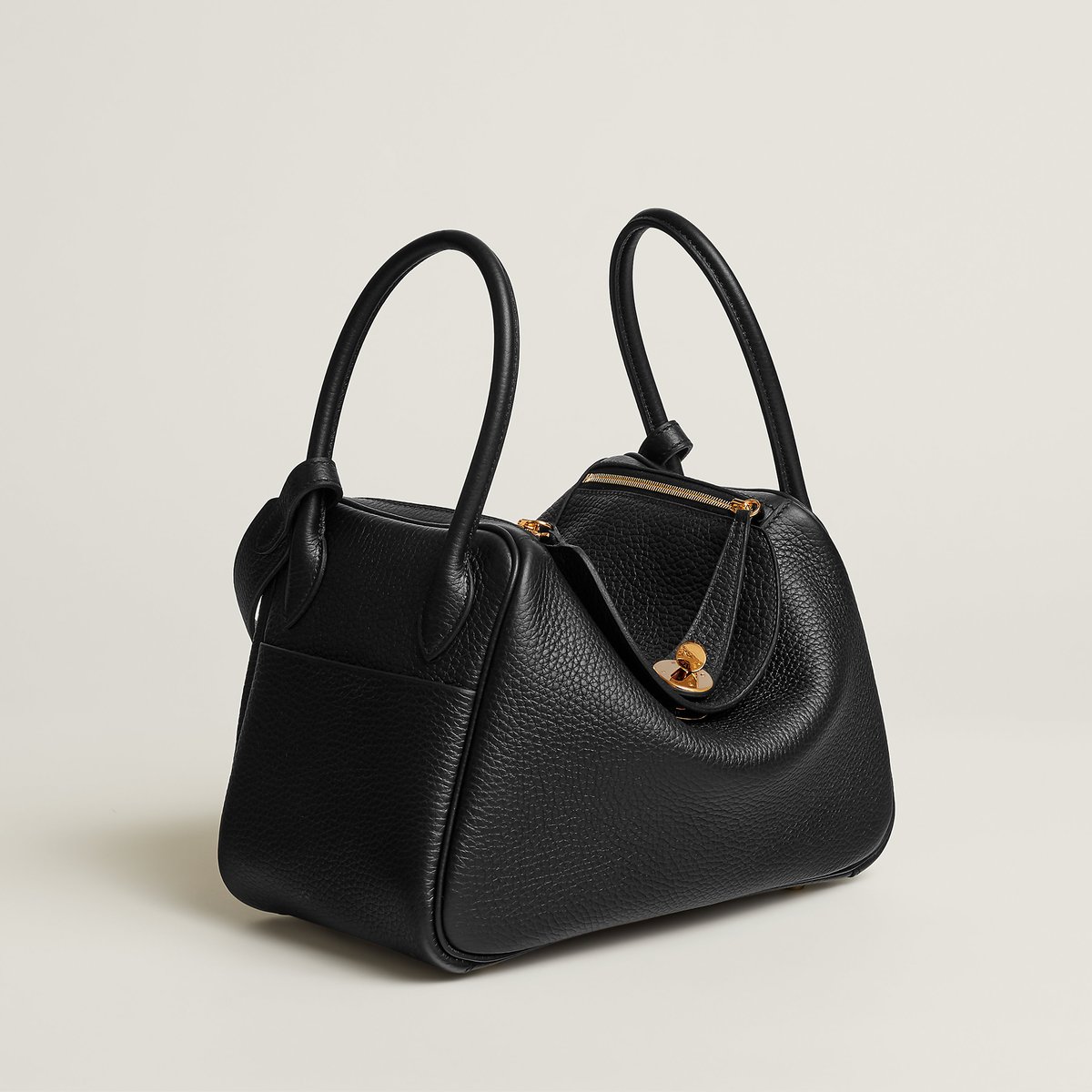 Noir Lindy 26 Bag