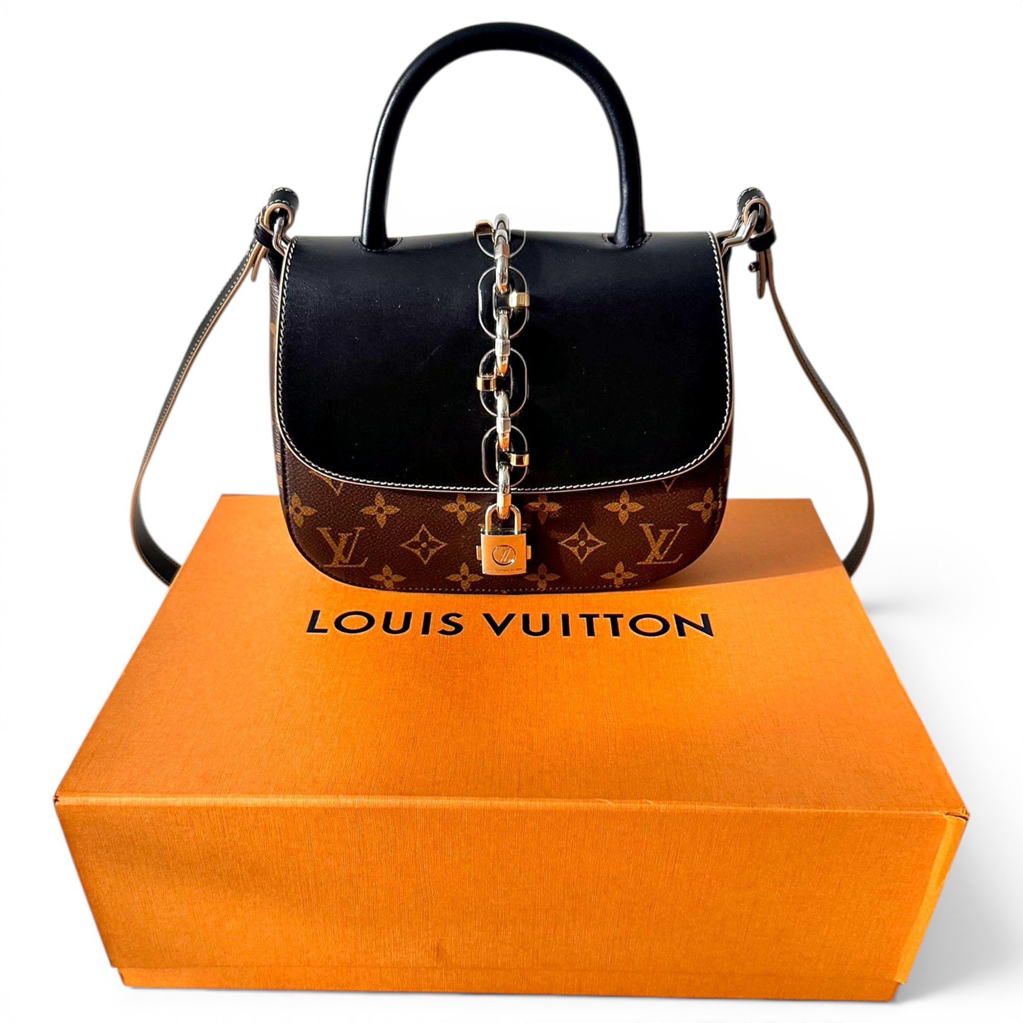 Chain It leather crossbody bag
