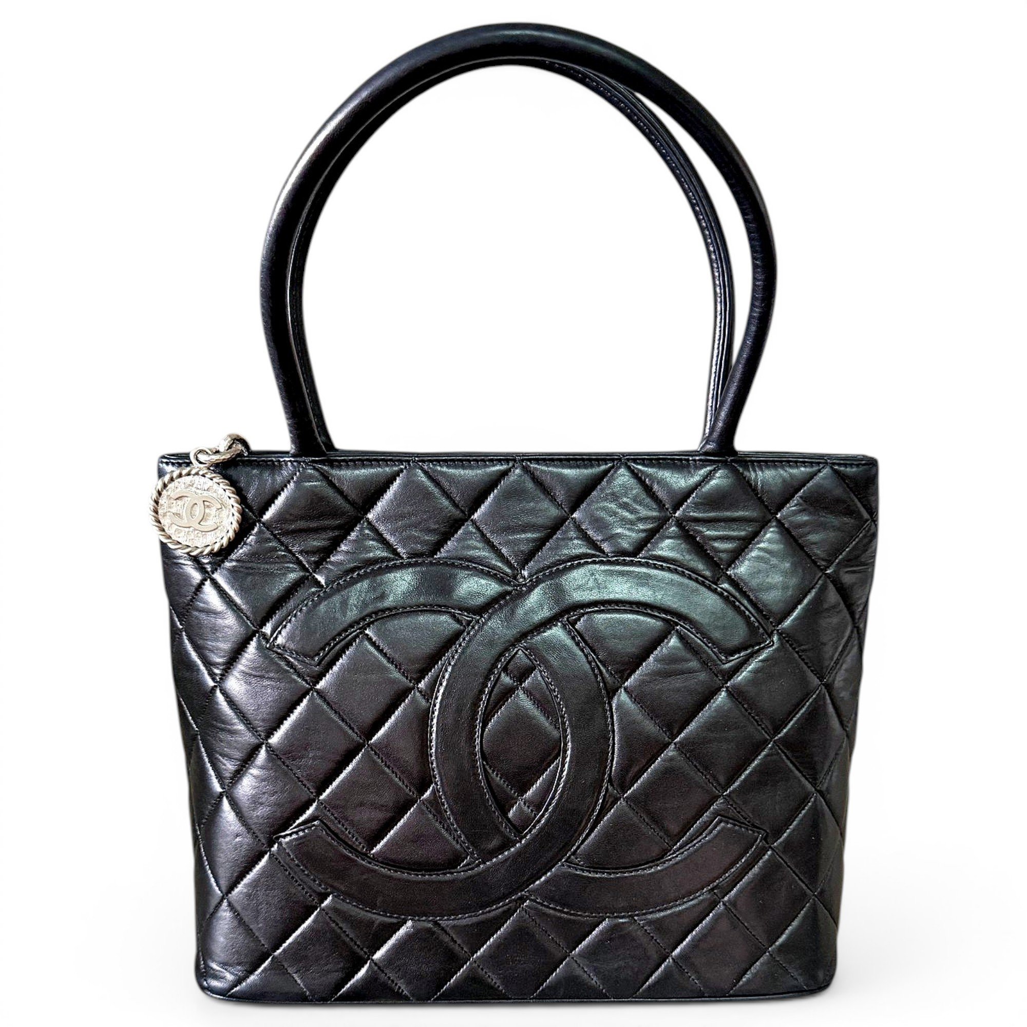 Médaillon leather handbag