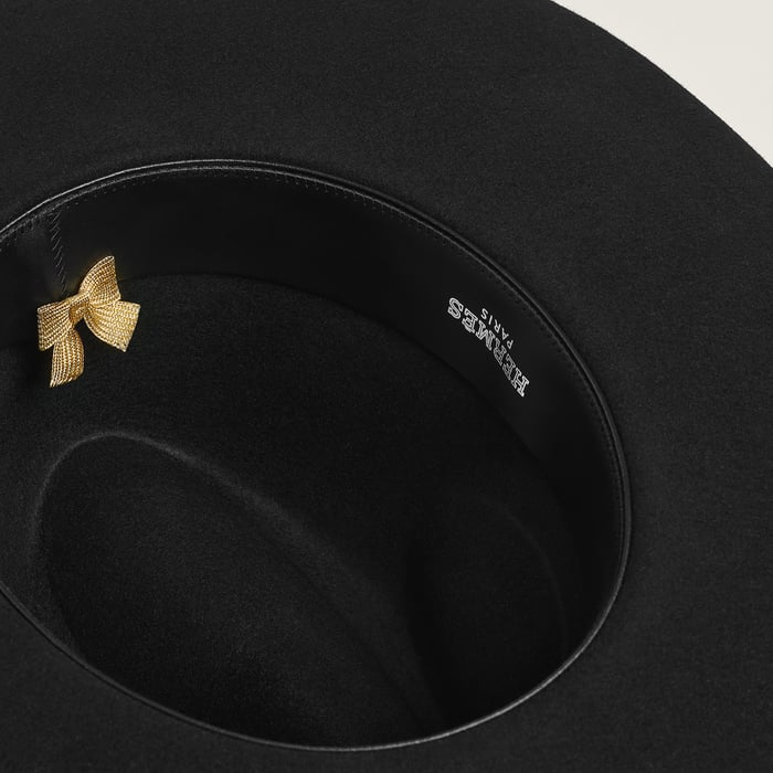 Noir Barbara Harnais Hat