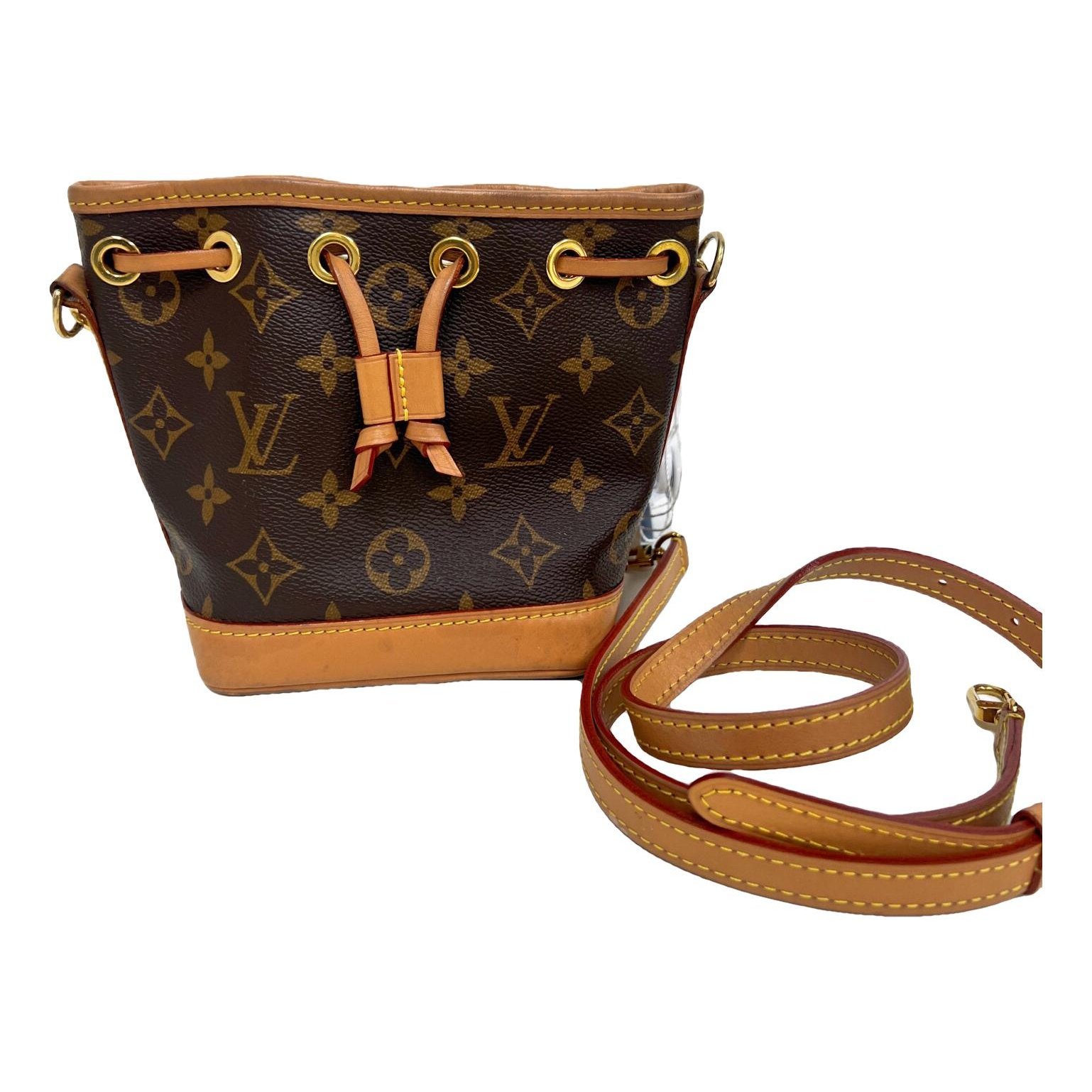 Nano Noé leather handbag