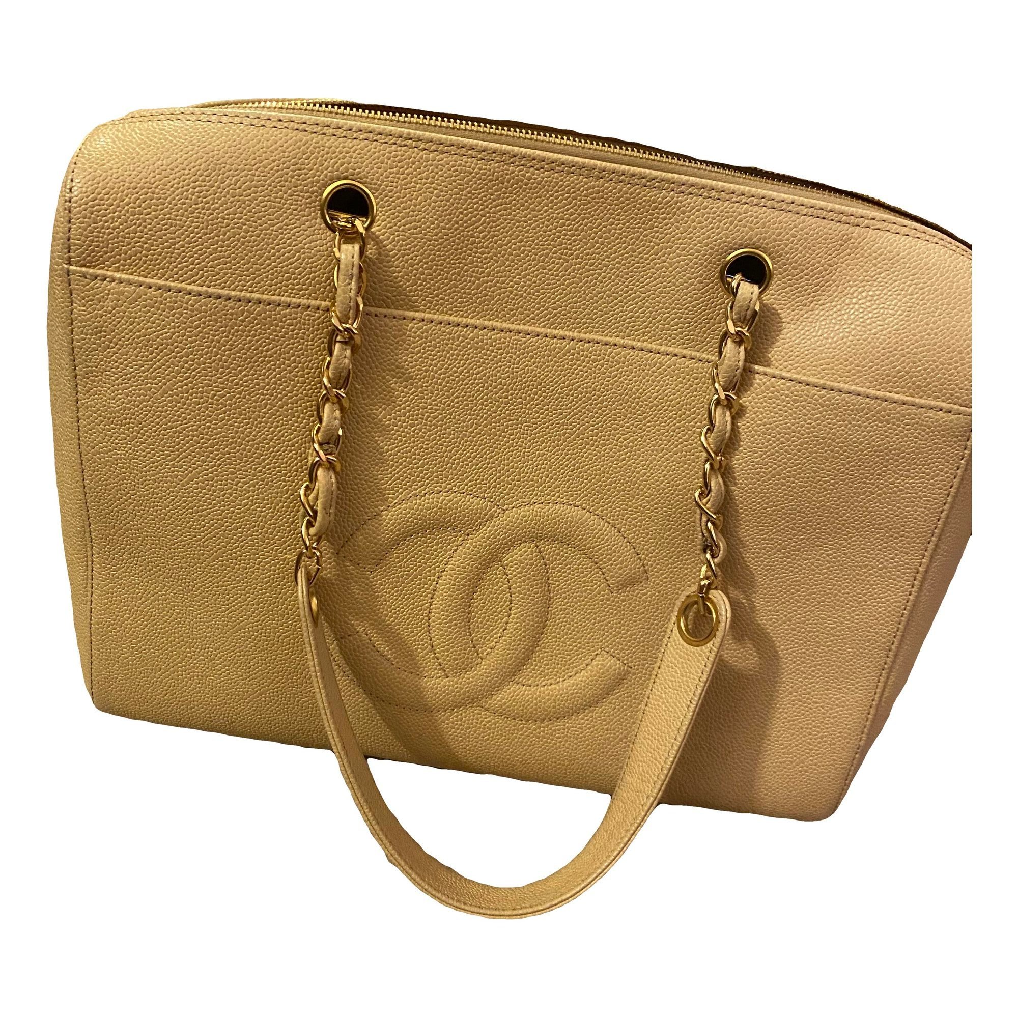 Médaillon leather handbag
