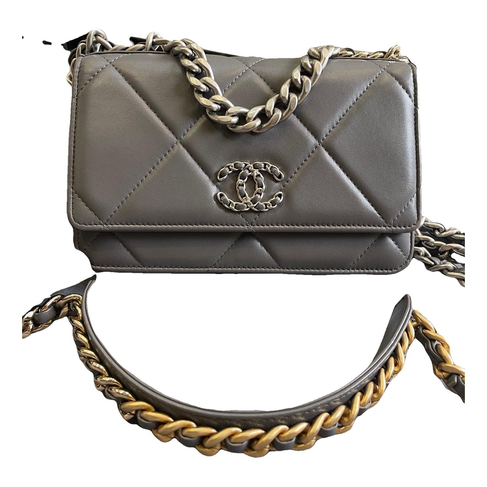 Wallet On Chain Chanel 19 leather handbag