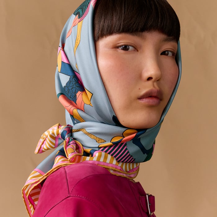 a Toute Allure Scarf 90