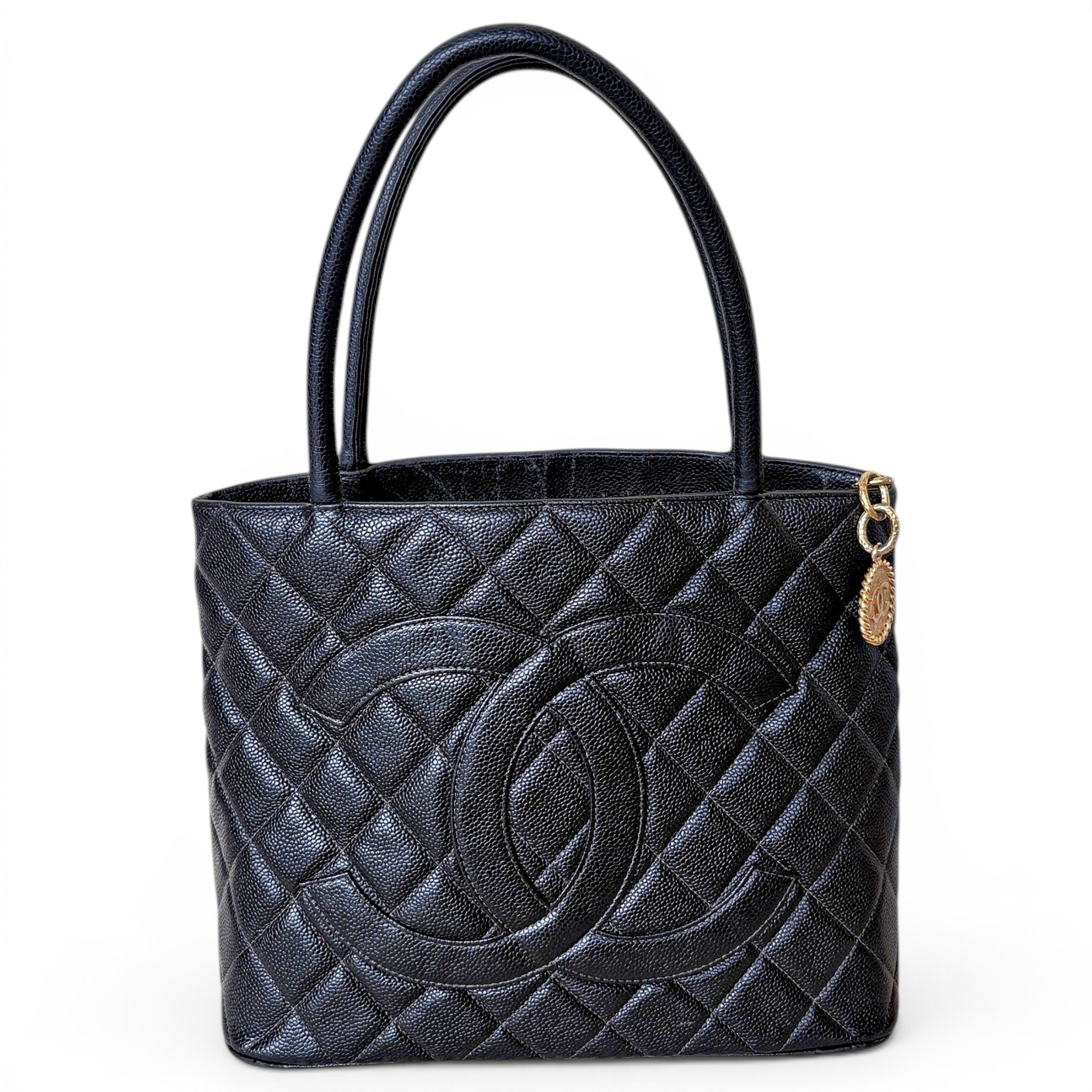 Médaillon leather handbag