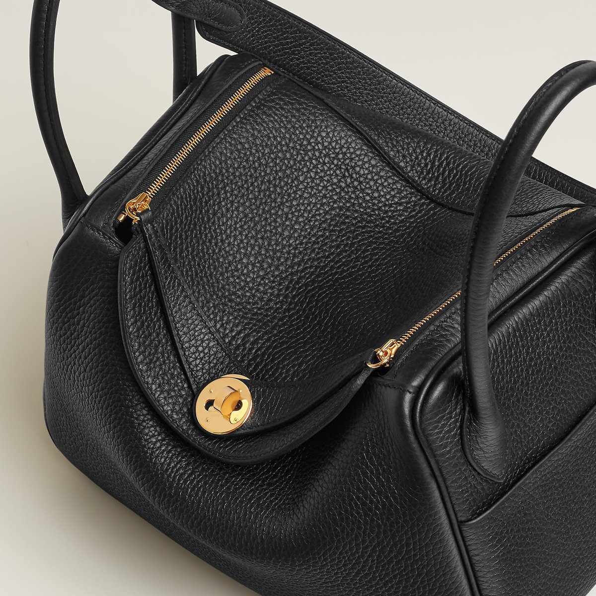 Noir Lindy 26 Bag