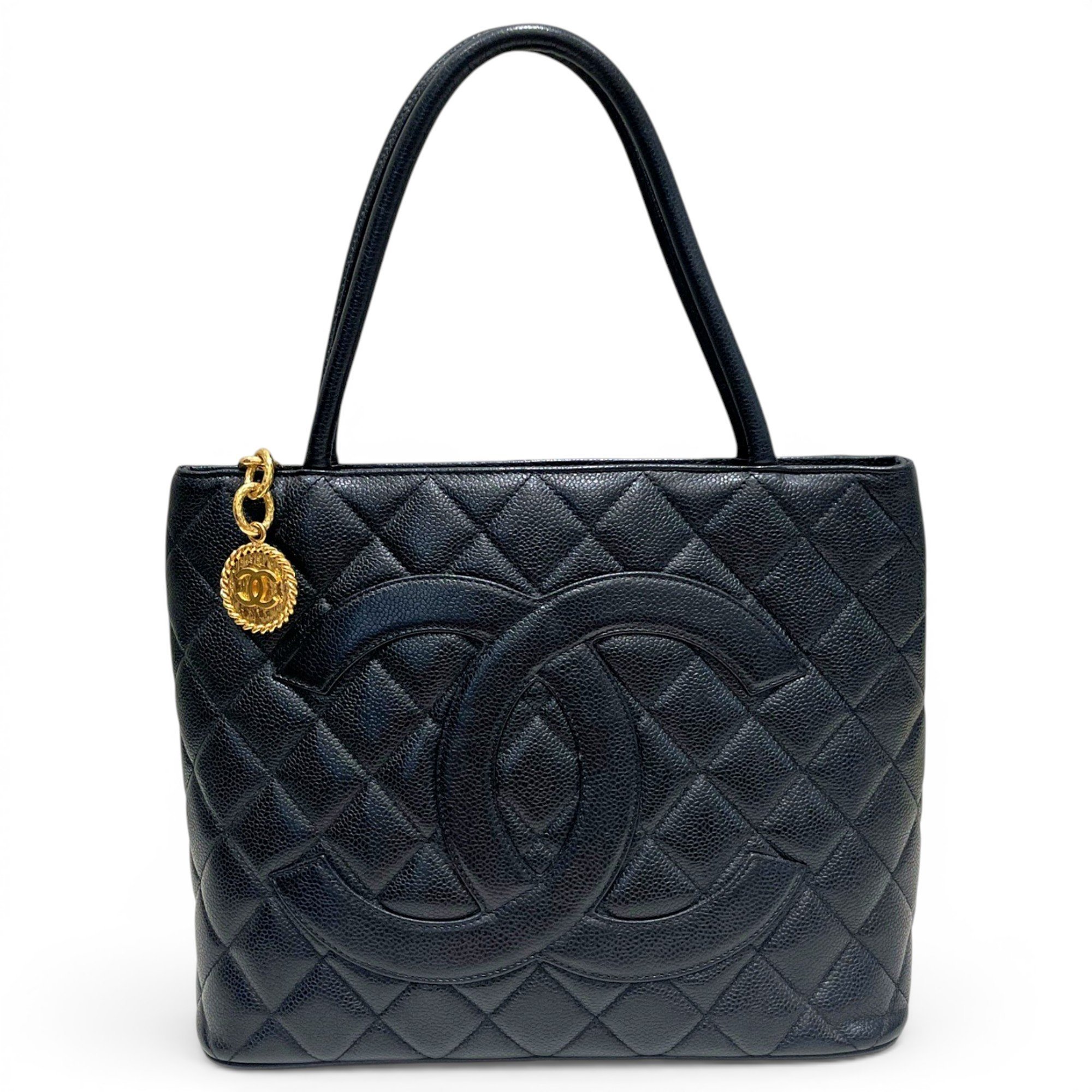 Médaillon leather handbag