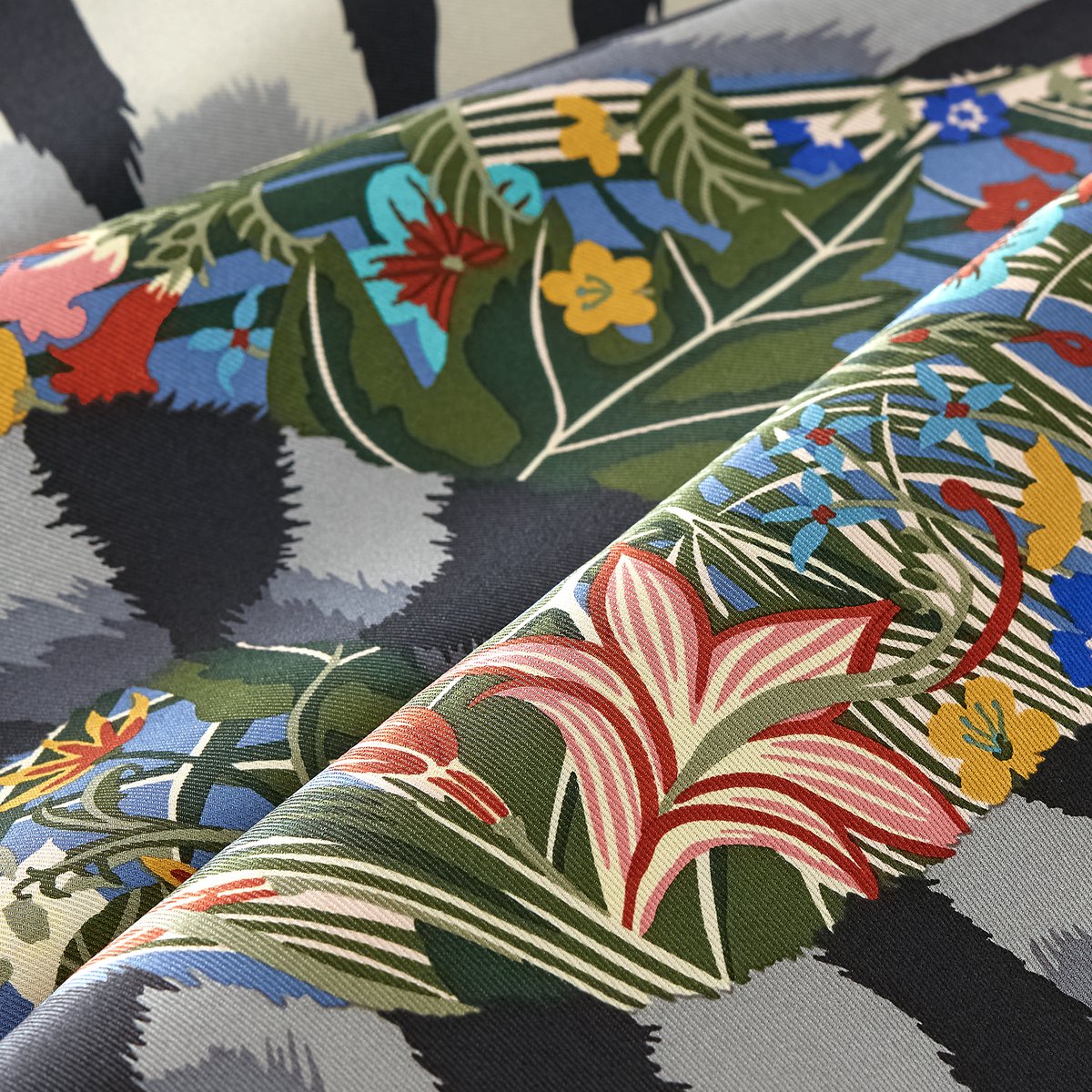 エルメス　カレ70 タイガータイガー Hermès カレ 70 《タイガー・タイガー》 ブルー・ラヴァンド/グリーン