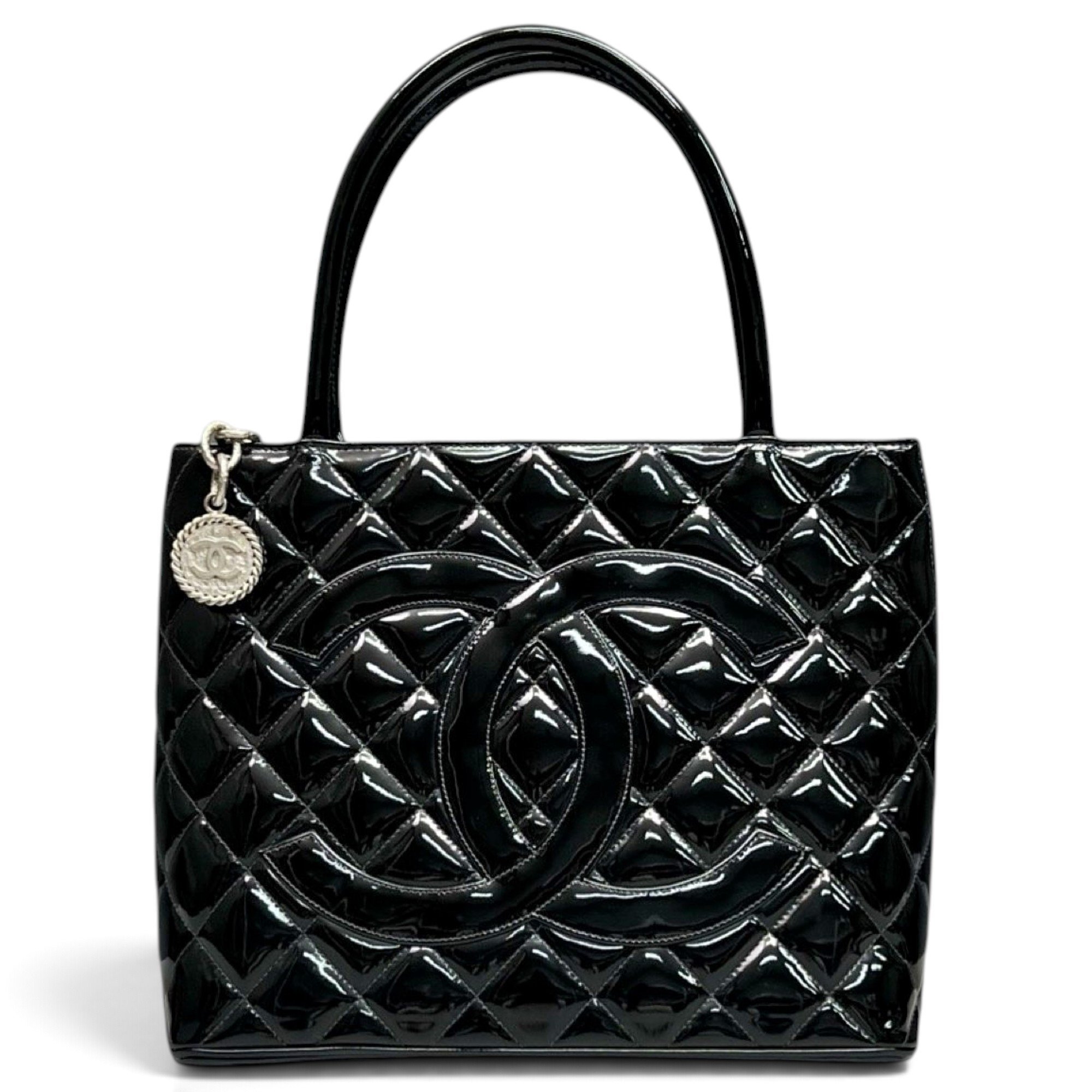 Médaillon patent leather handbag
