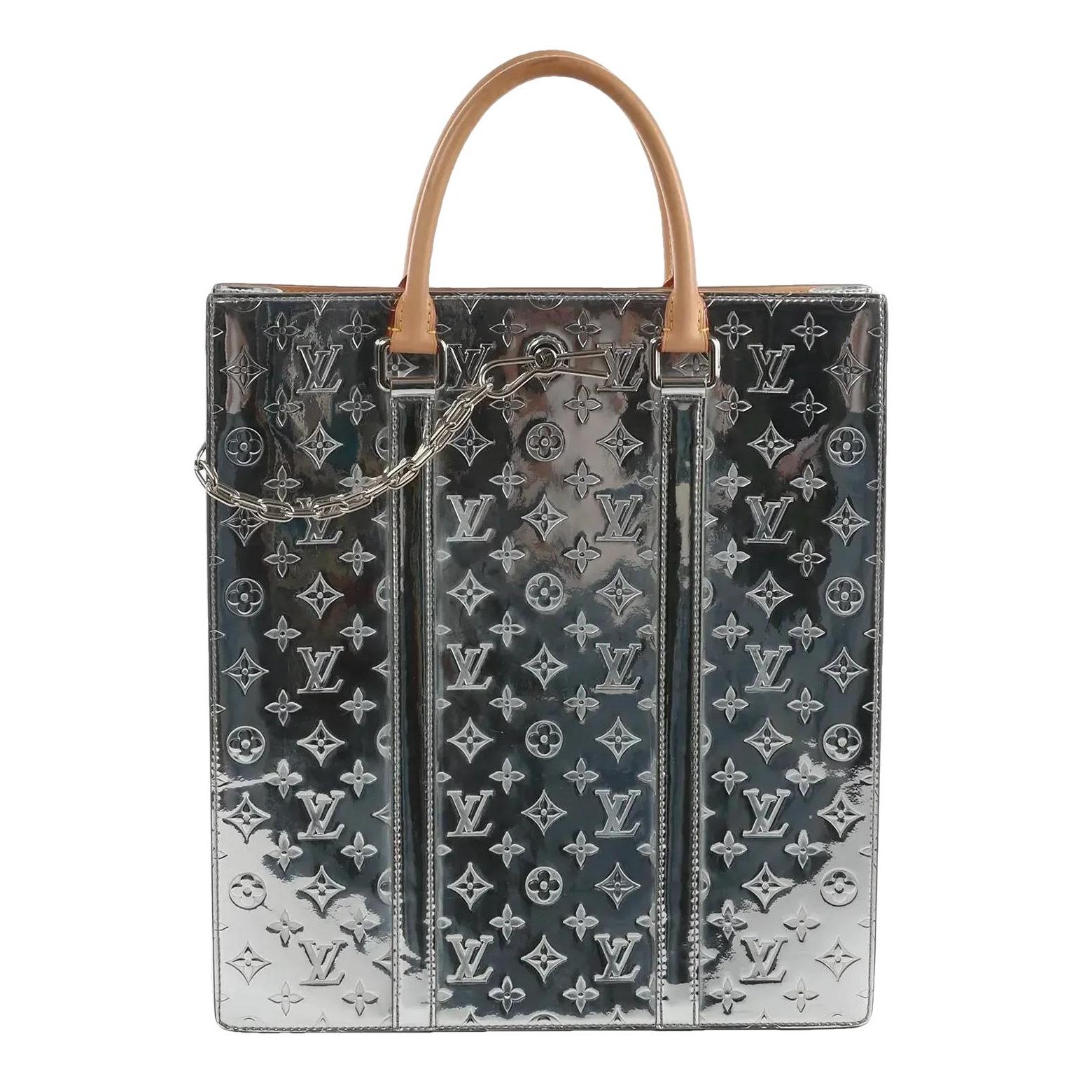 Plat leather handbag