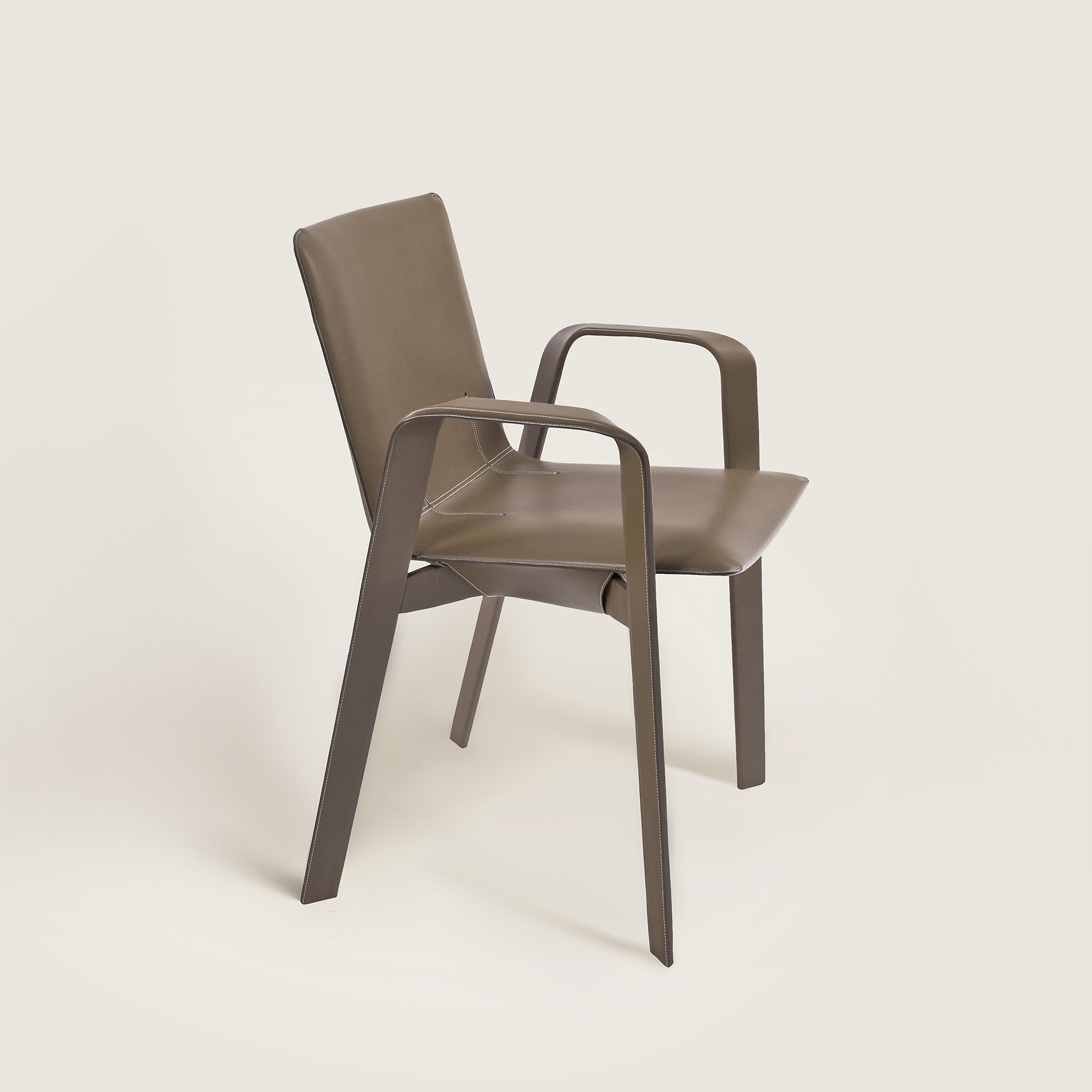Sellier chair with armrests