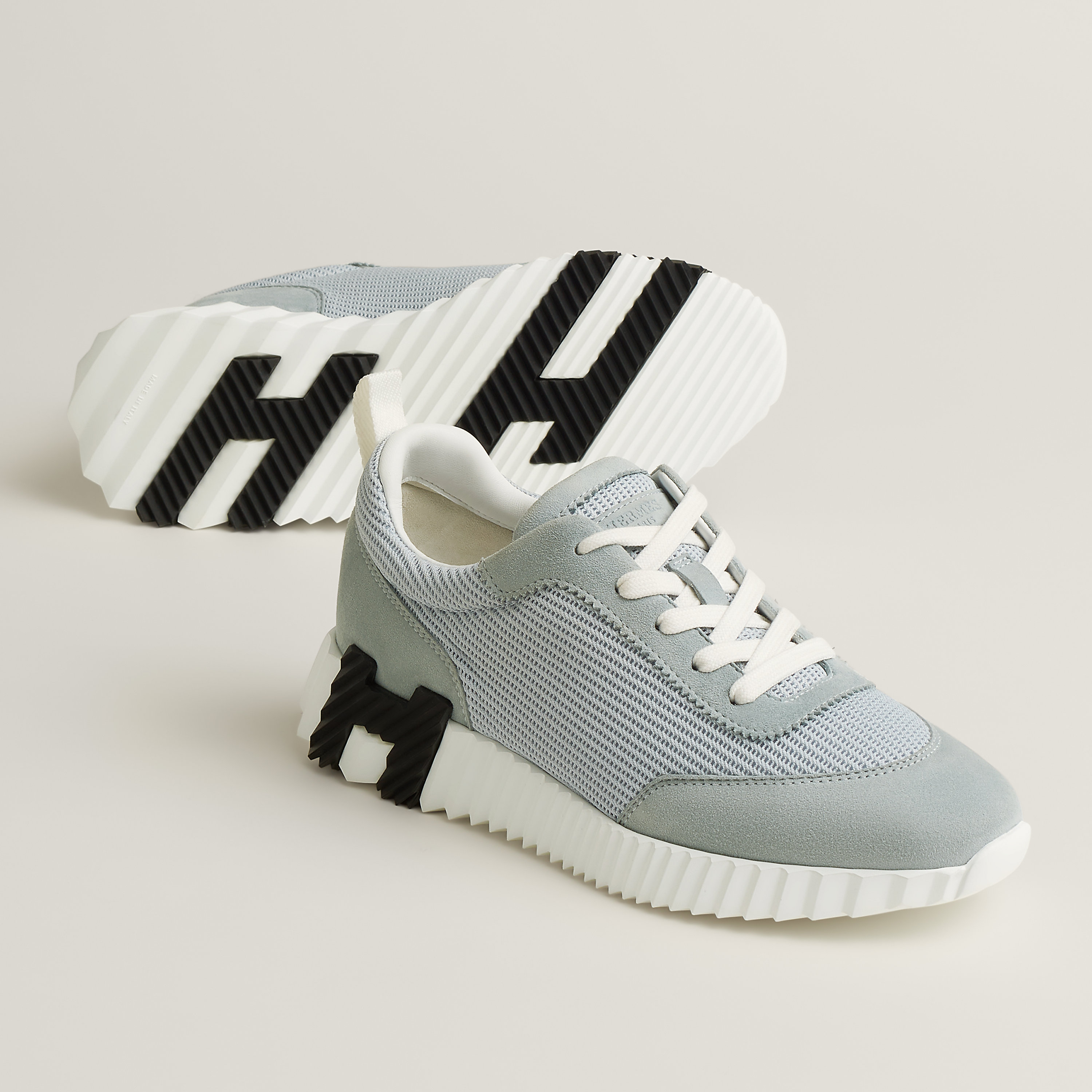 Sneakers Bouncing
