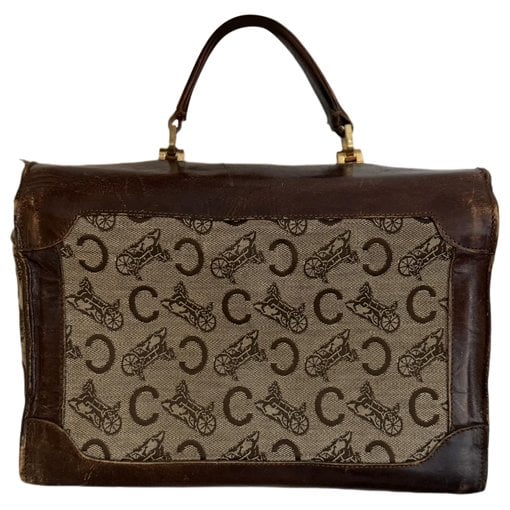 Clasp leather vanity case