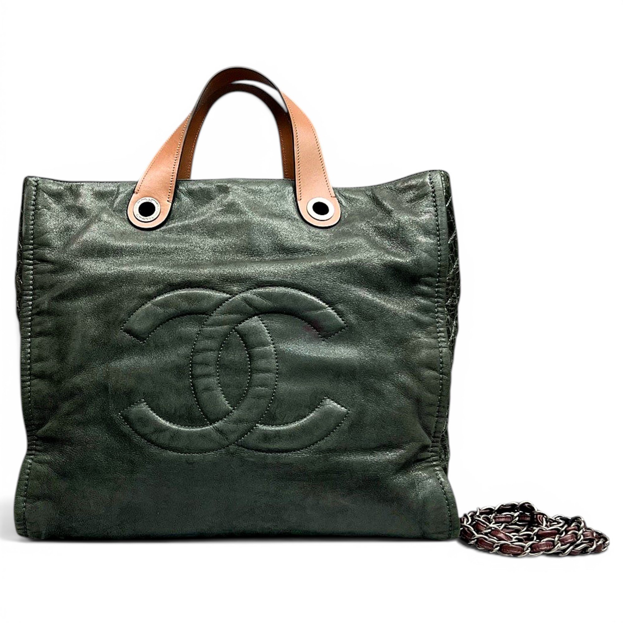 Médaillon leather handbag