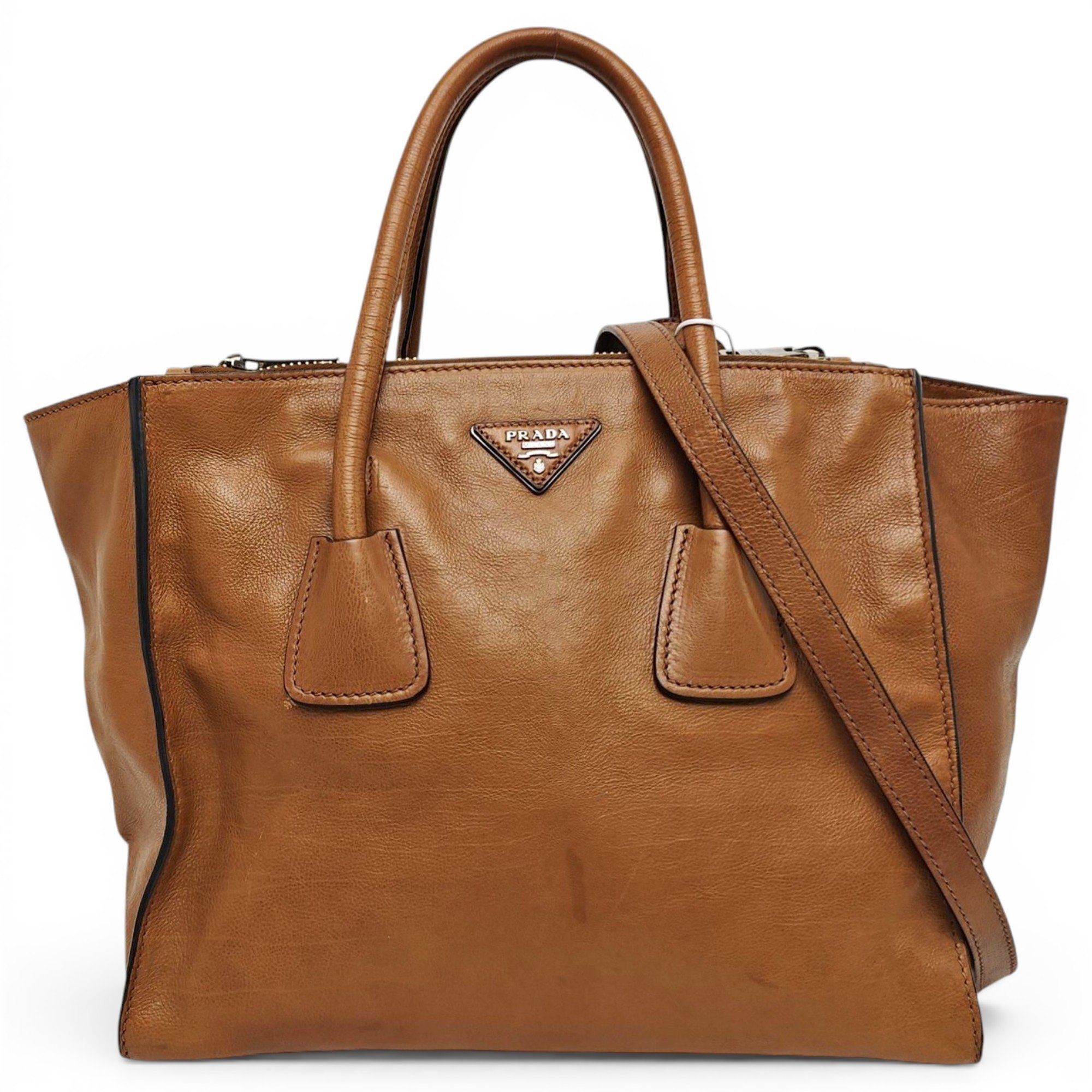 Monochrome leather handbag