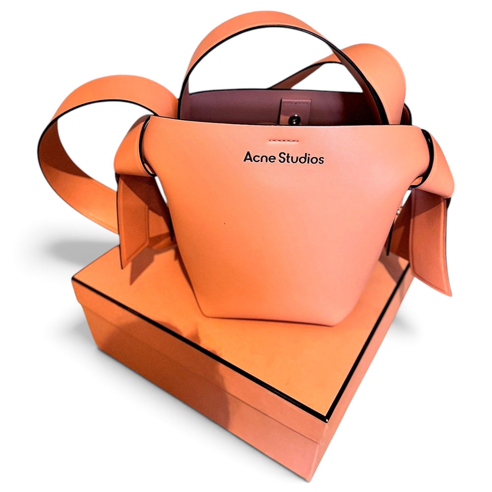 Musubi leather handbag