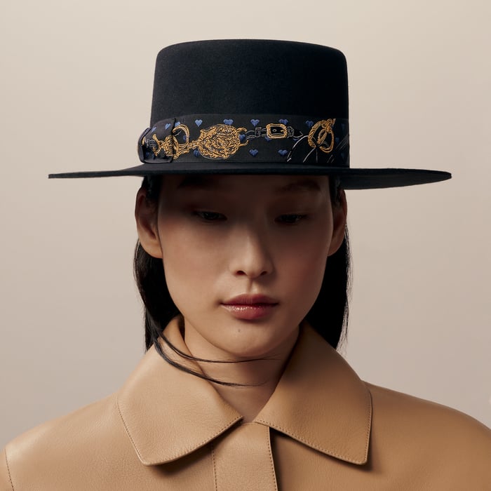 Noir Dakota Love Hat