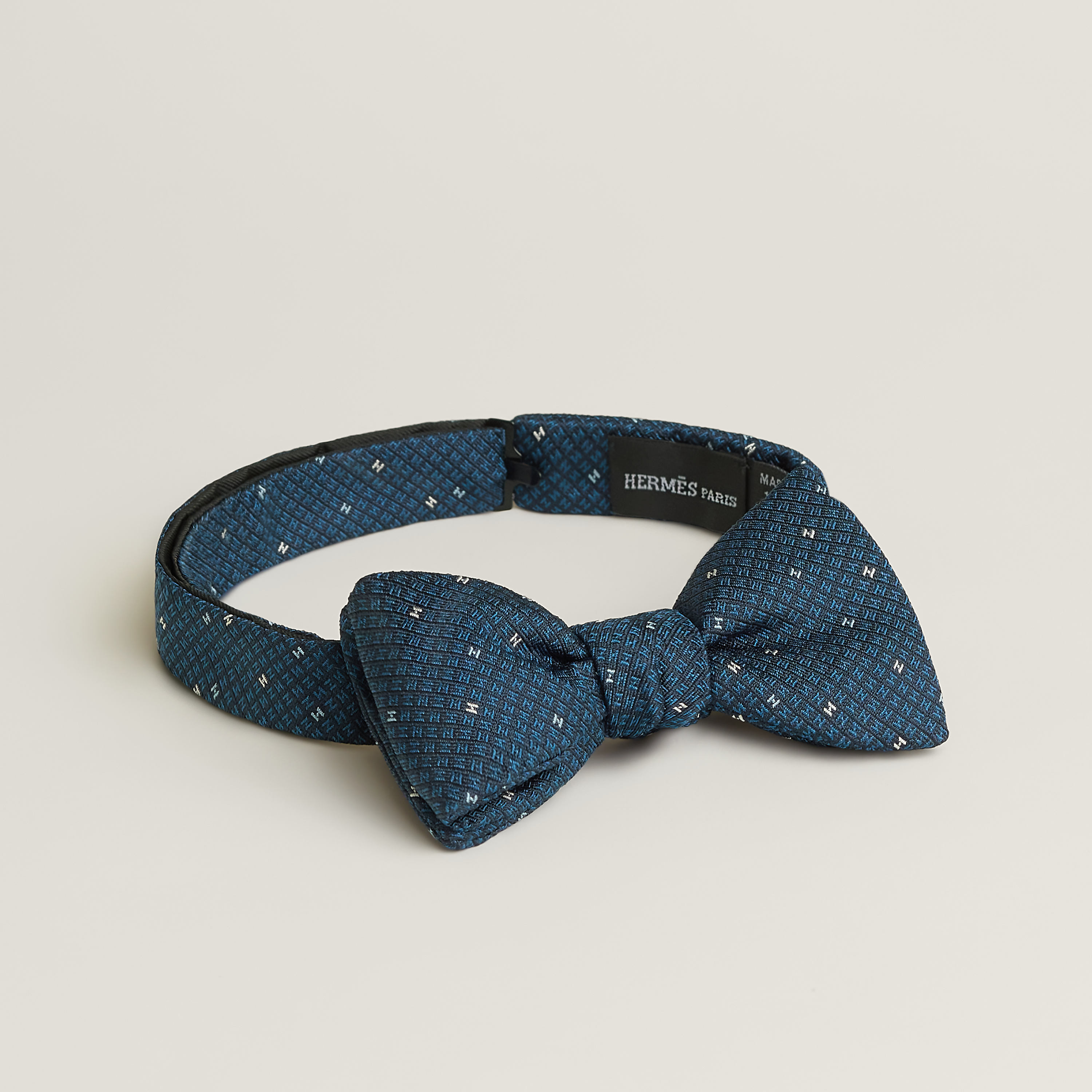 Arcade H bow tie
