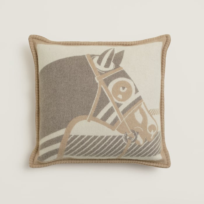 01_liege Cheval a La Couverture Pillow