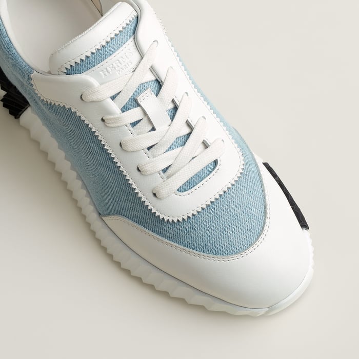 Bouncing Sneaker