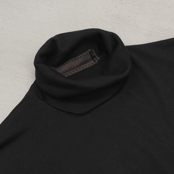 Noir "Detail H" Turtleneck Sweater