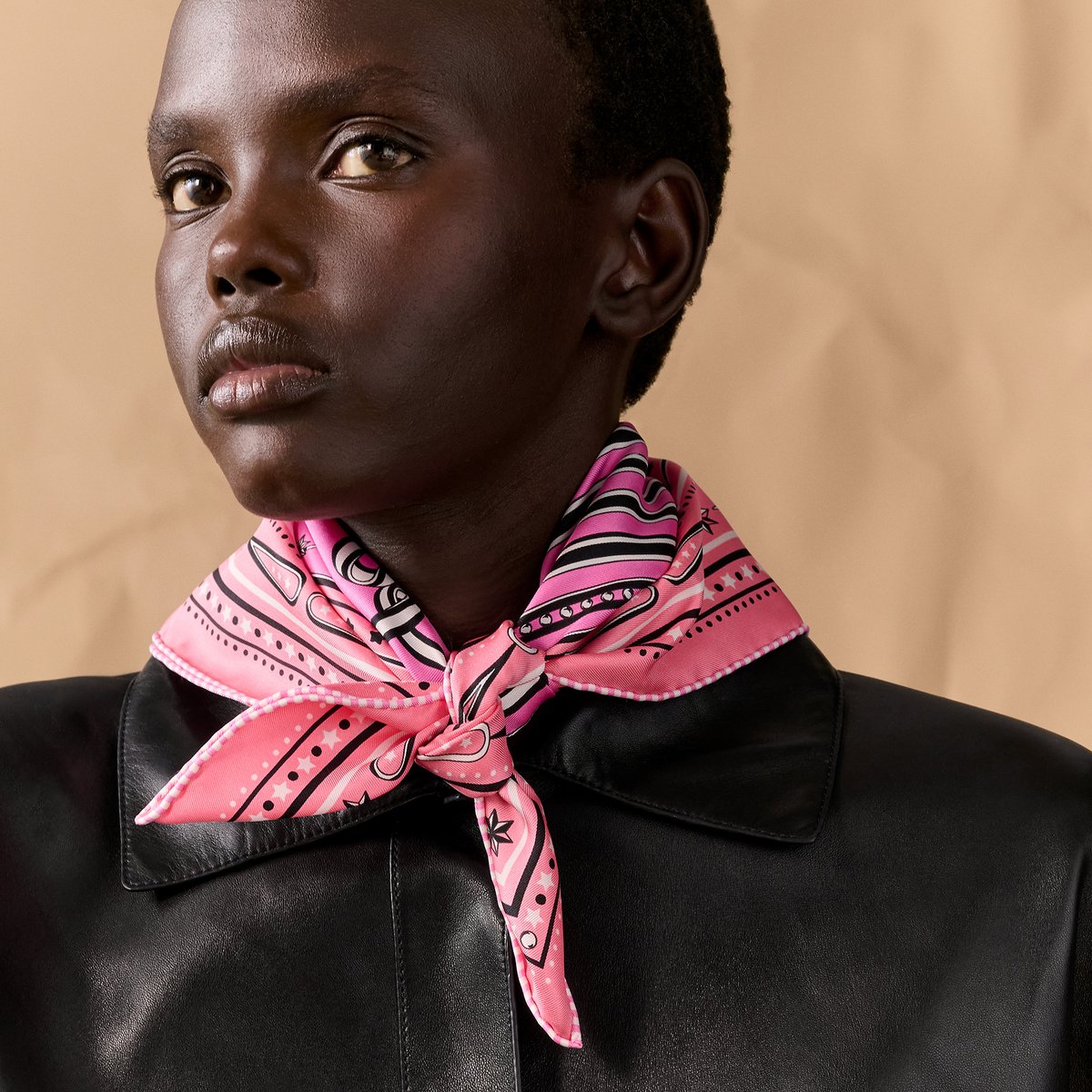 Hermès Grand Tralala bandana 55 Rose Bonbon/Rose Vif/Noir | BagUSeek