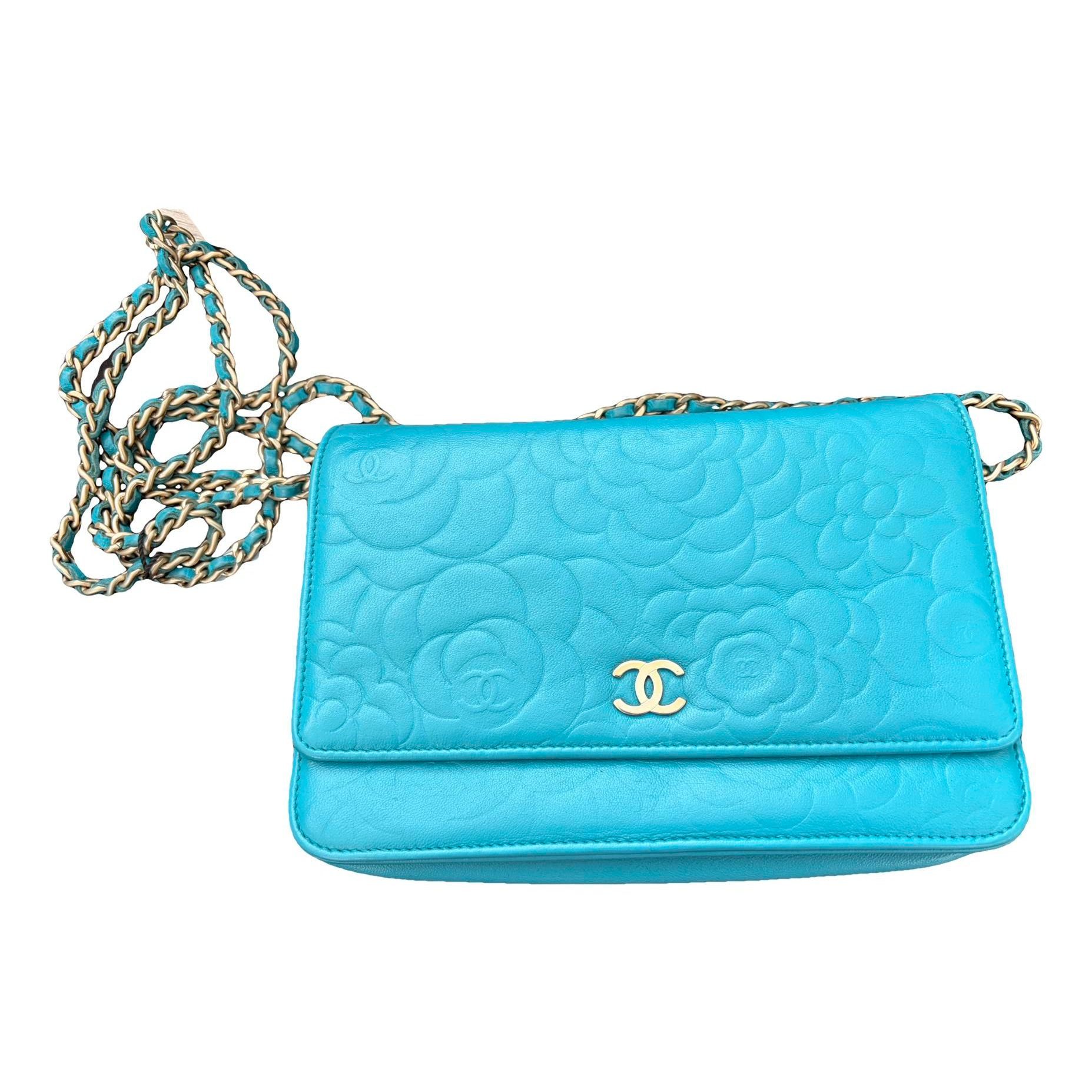 Wallet On Chain leather crossbody bag