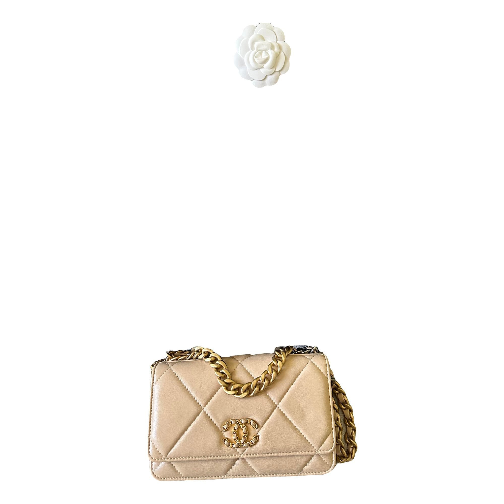 Wallet On Chain Chanel 19 leather crossbody bag
