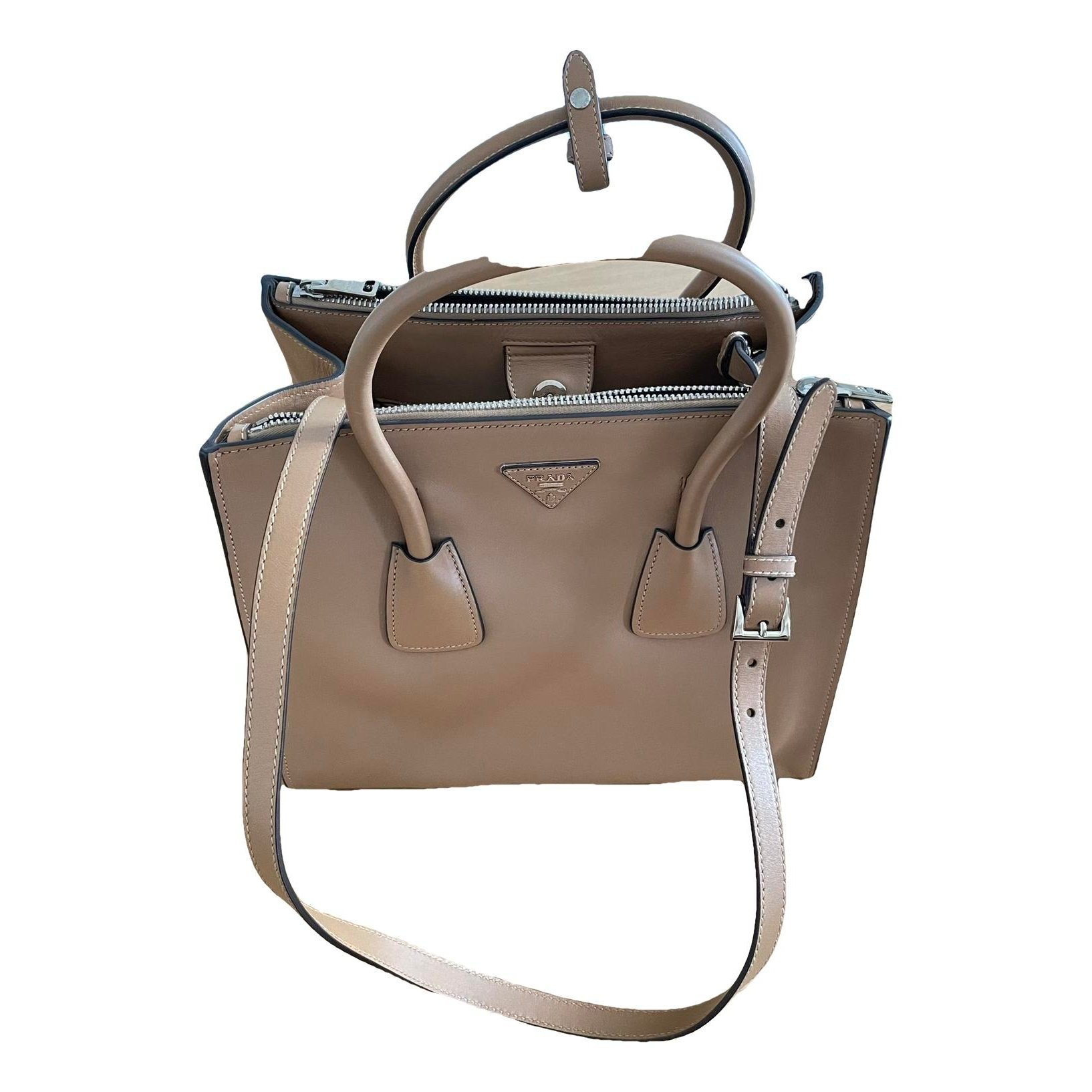 Monochrome leather handbag