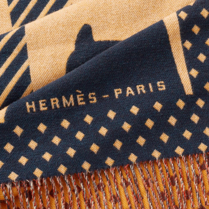 Les Objets Du Faubourg Blanket