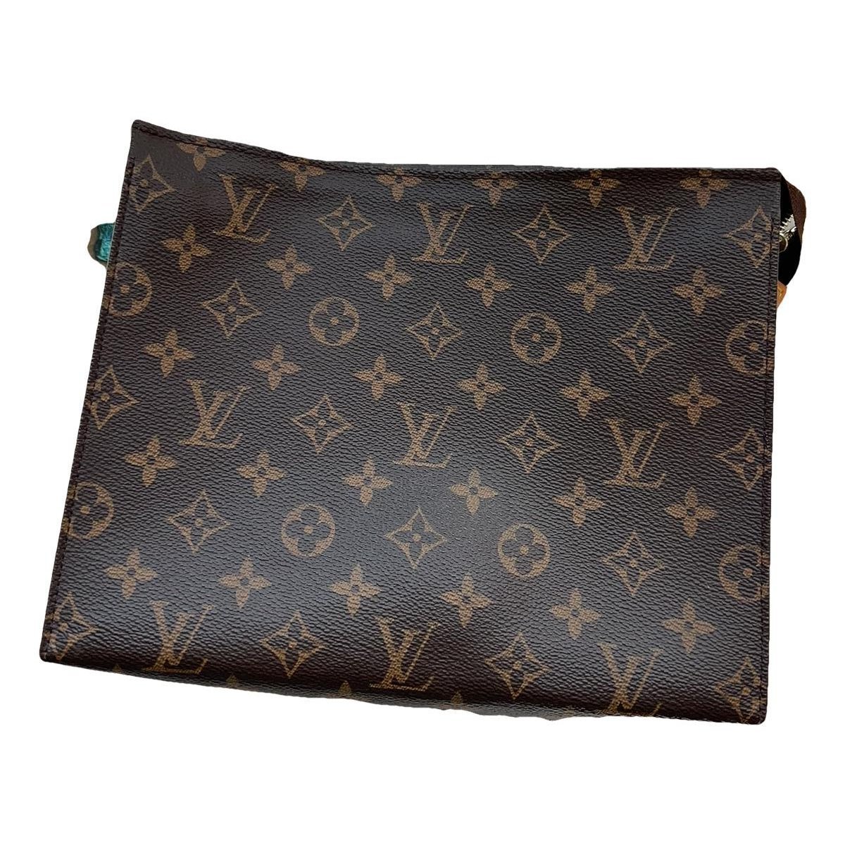 Patent leather clutch bag
