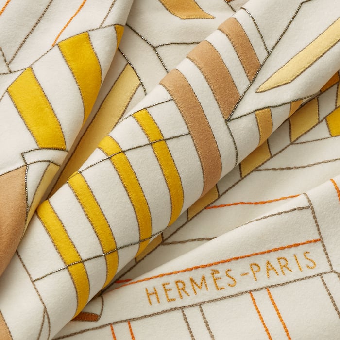 Cheval Au Faubourg Blanket