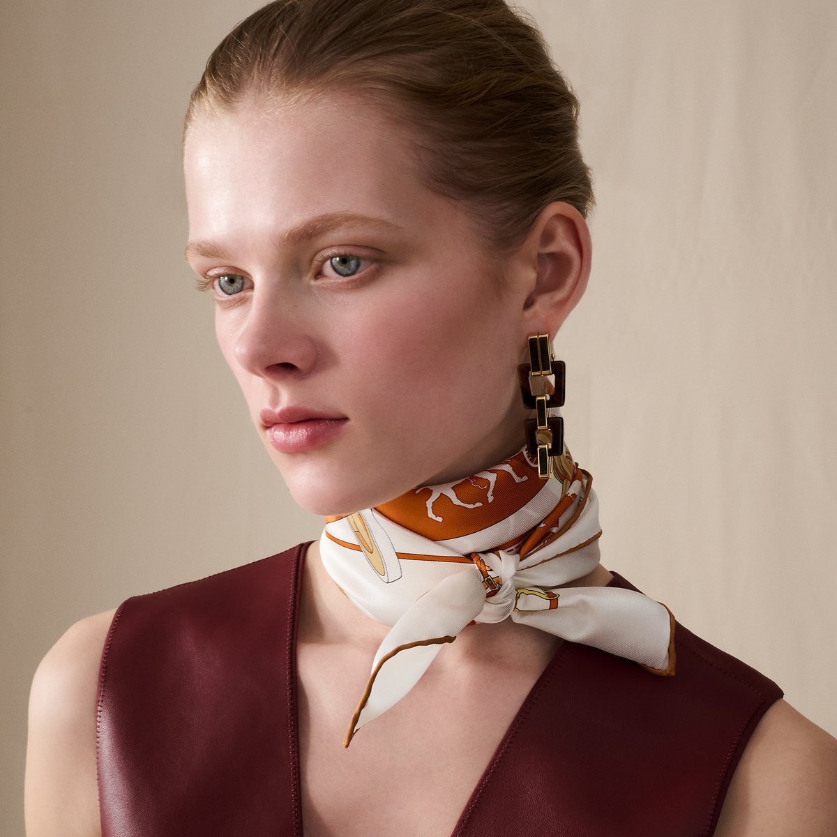 Hermès カレ 70 《車輪でめぐるパリ》 白/ルイユ/キャラメル | BagUSeek