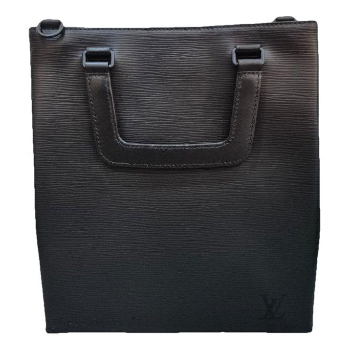 Plat leather handbag