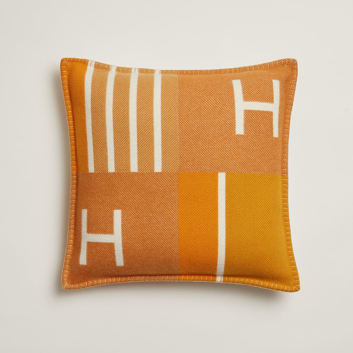 HERMES クッション Avalon Vibration Hermès Avalon Vibration pillow, small model Miel | BagUSeek