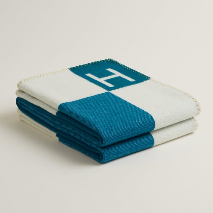 Outremer Avalon Vibration Throw Blanket