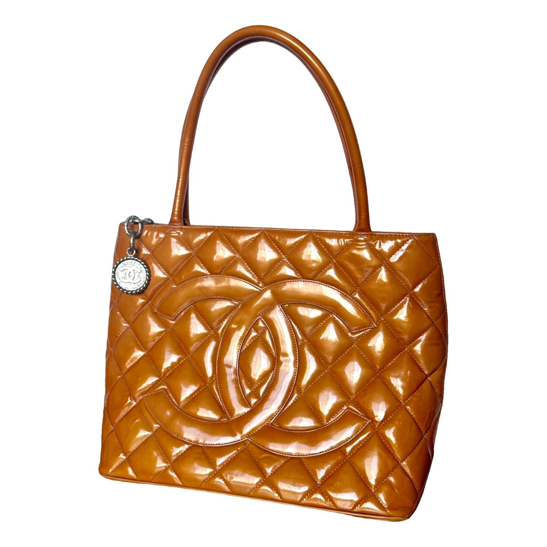 Médaillon patent leather tote