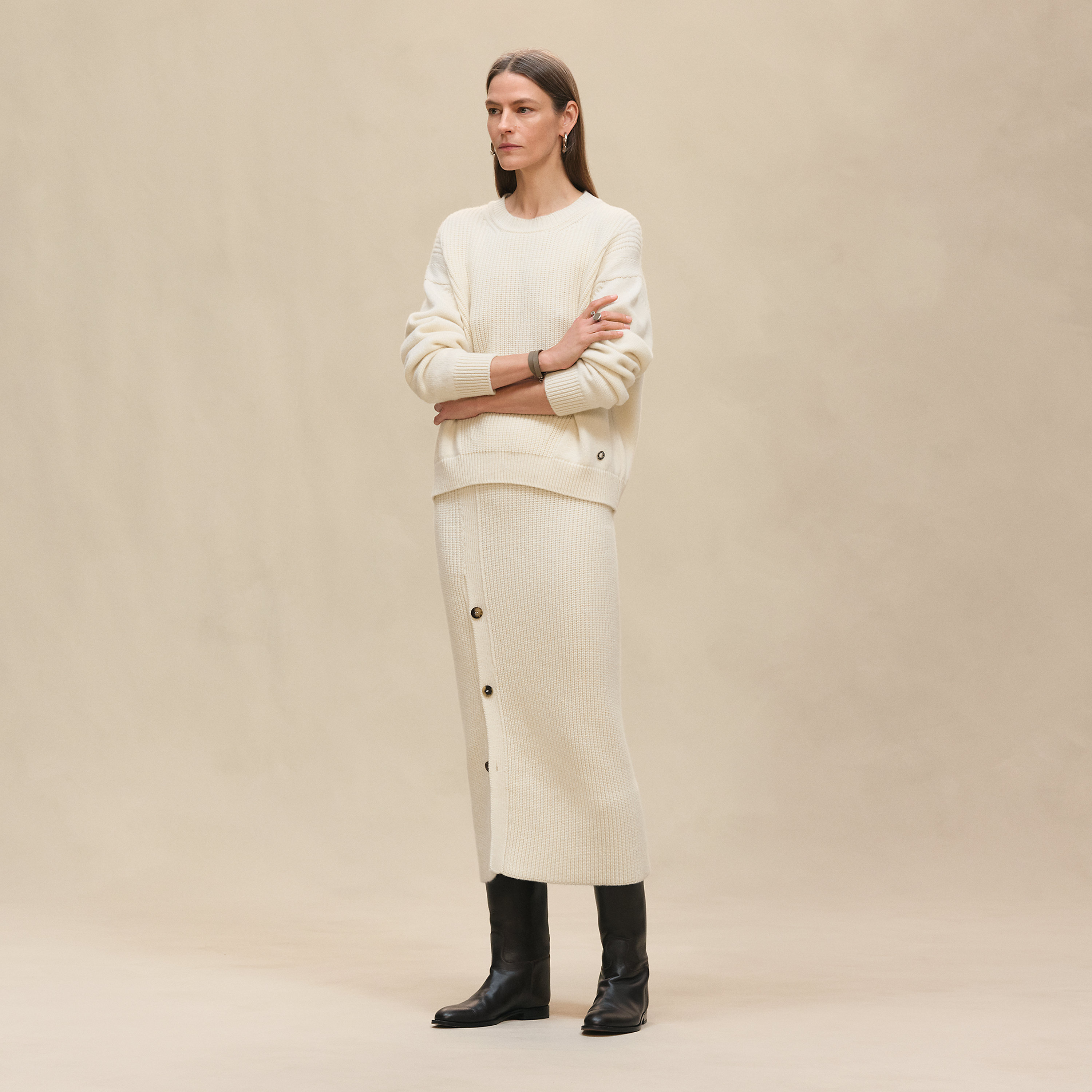 Buttoned mid-length skirt with slit