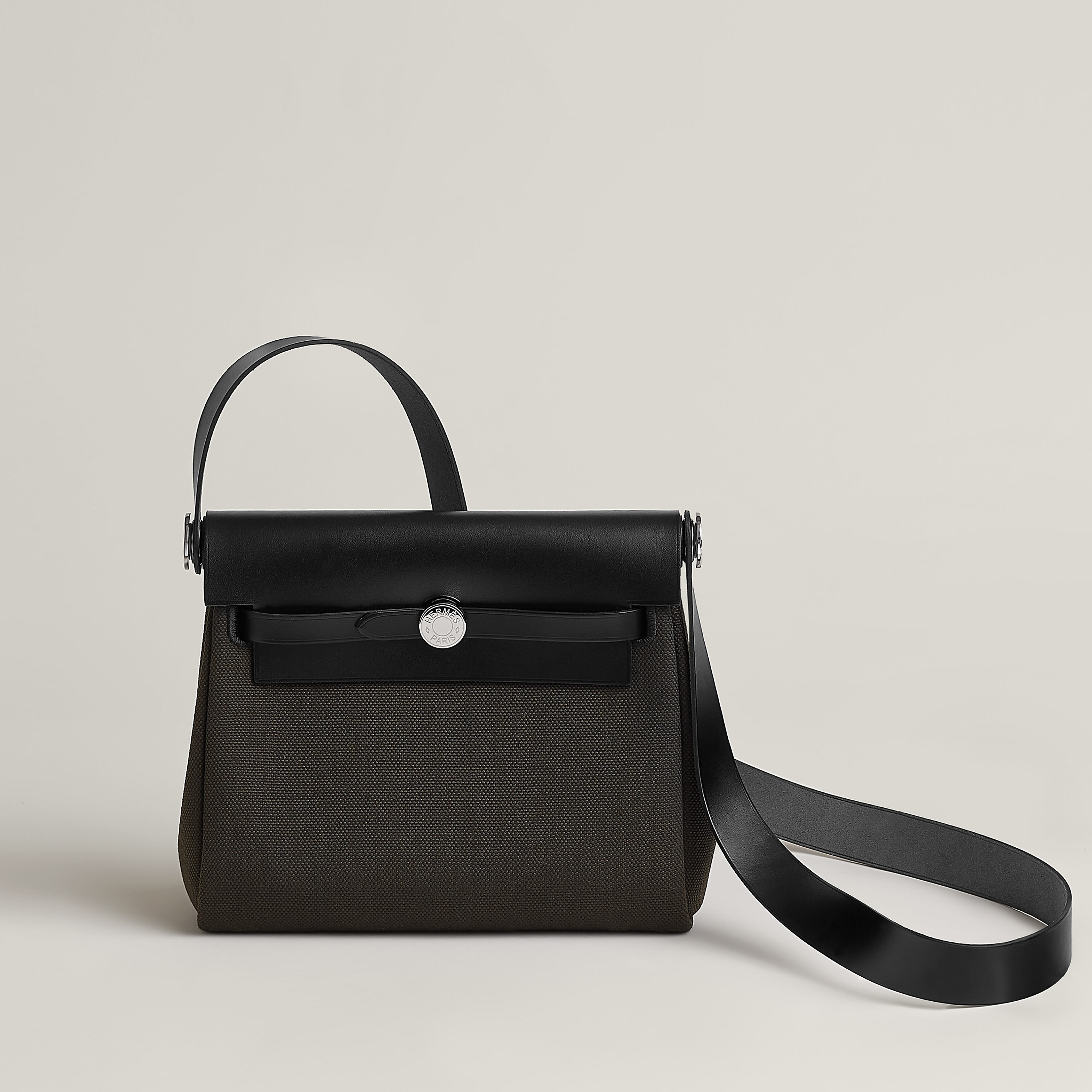 Hermès バッグ 《エールバッグ・ジップ》 20 ルトゥルネ エベンヌ