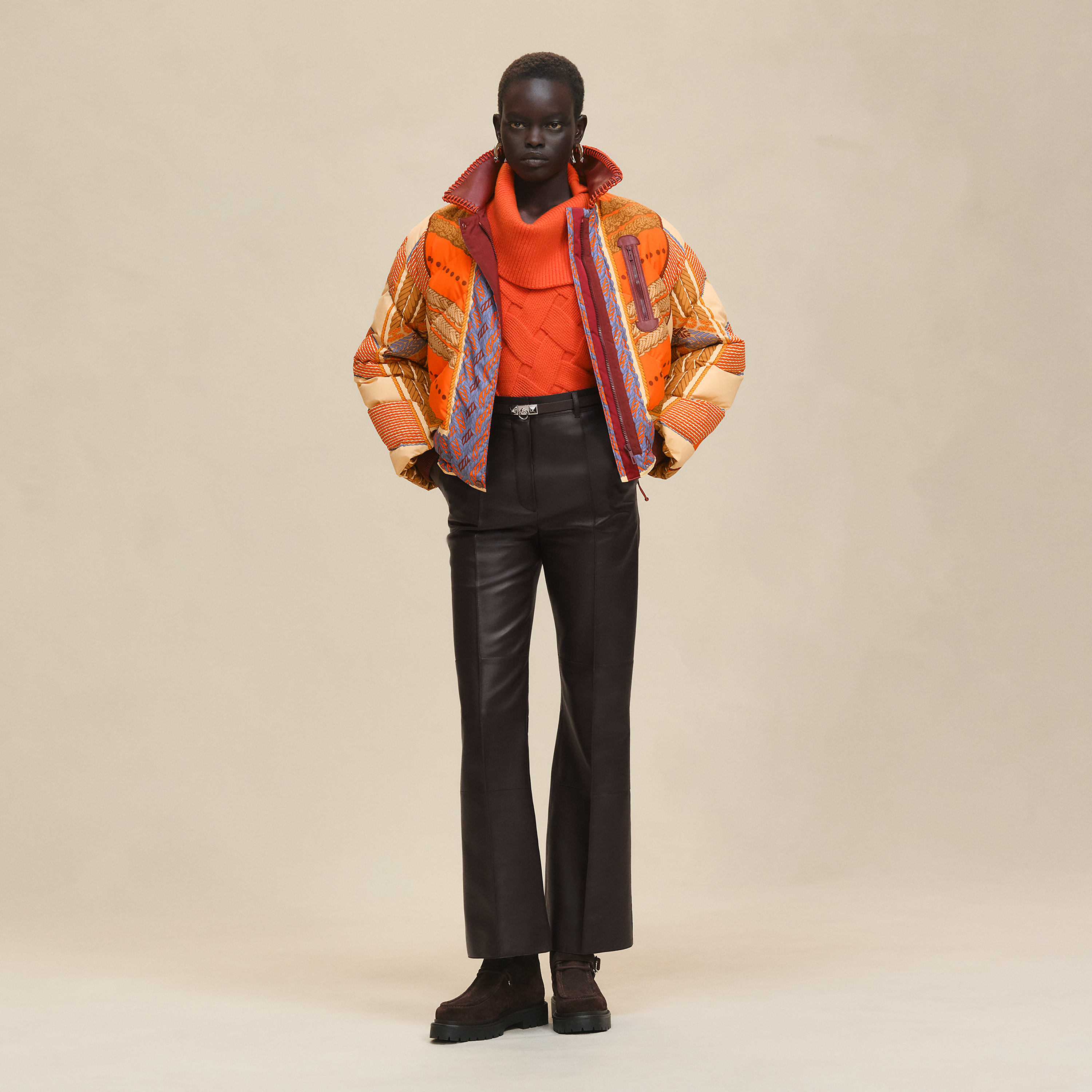 "Dressage Tressage" mixed leather short puffer coat
