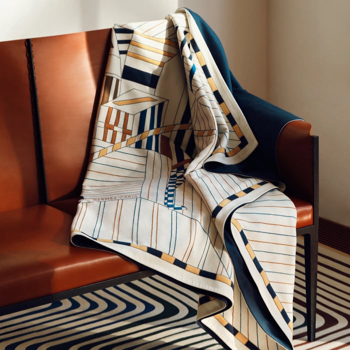 Cheval Au Faubourg Blanket